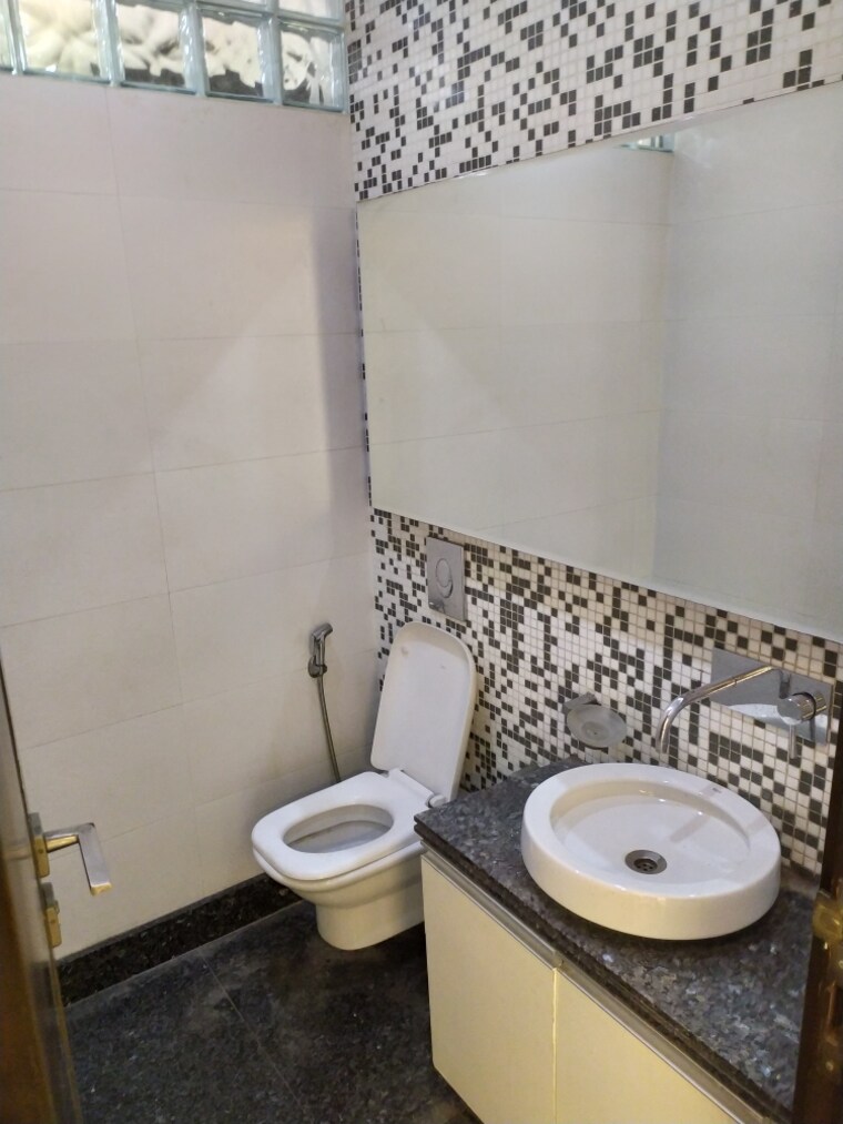 Attached Bathroom, chittaranjan park 3 Bedroom 2400 Sq.Ft. Builder Floor In Chittaranjan Park Delhi 9375332