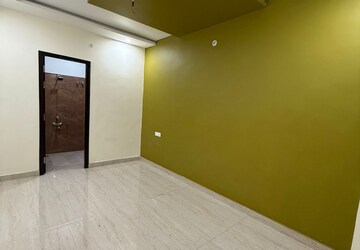 Room in 3 BHK Builder Floor at Gomti Nagar – for Sale