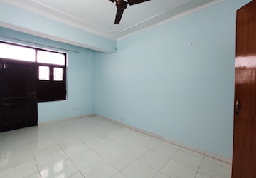 Room in 3 BHK Builder Floor at Sushant Lok I – for Rent