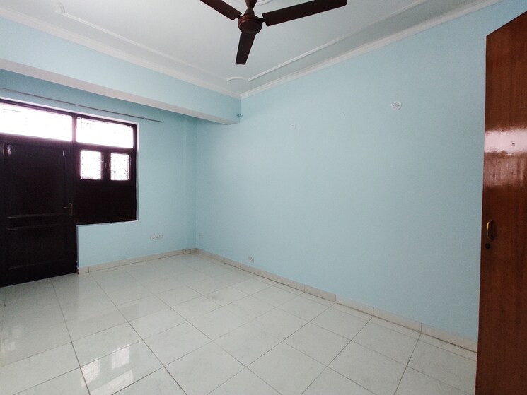 Room, sushant lok i 3 Bedroom 1500 Sq.Ft. Builder Floor In Sushant Lok I Gurgaon 9375378