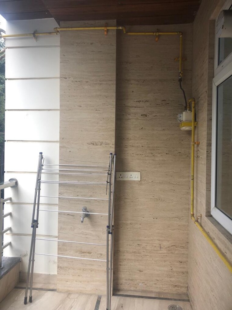 Balcony, east of kailash 3 Bedroom 125 Sq.Yd. Builder Floor In East Of Kailash Delhi 9375486