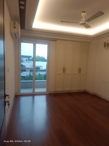 Room in 3 BHK Builder Floor at Sarvapriya Vihar – for Rent