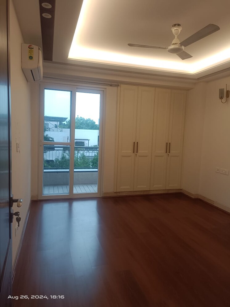 Room, sarvapriya vihar 3 Bedroom 225 Sq.Yd. Builder Floor In Sarvapriya Vihar Delhi 9375499