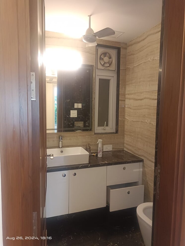 Bathroom, sarvapriya vihar 3 Bedroom 225 Sq.Yd. Builder Floor In Sarvapriya Vihar Delhi 9375499