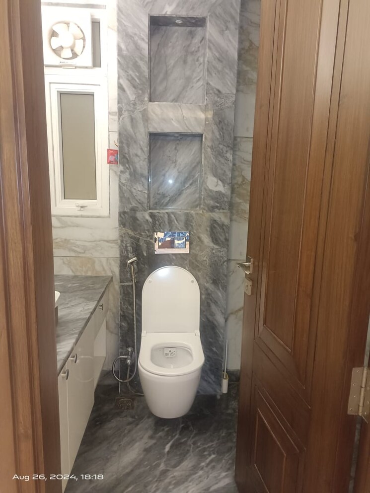 Bathroom, sarvapriya vihar 3 Bedroom 225 Sq.Yd. Builder Floor In Sarvapriya Vihar Delhi 9375499