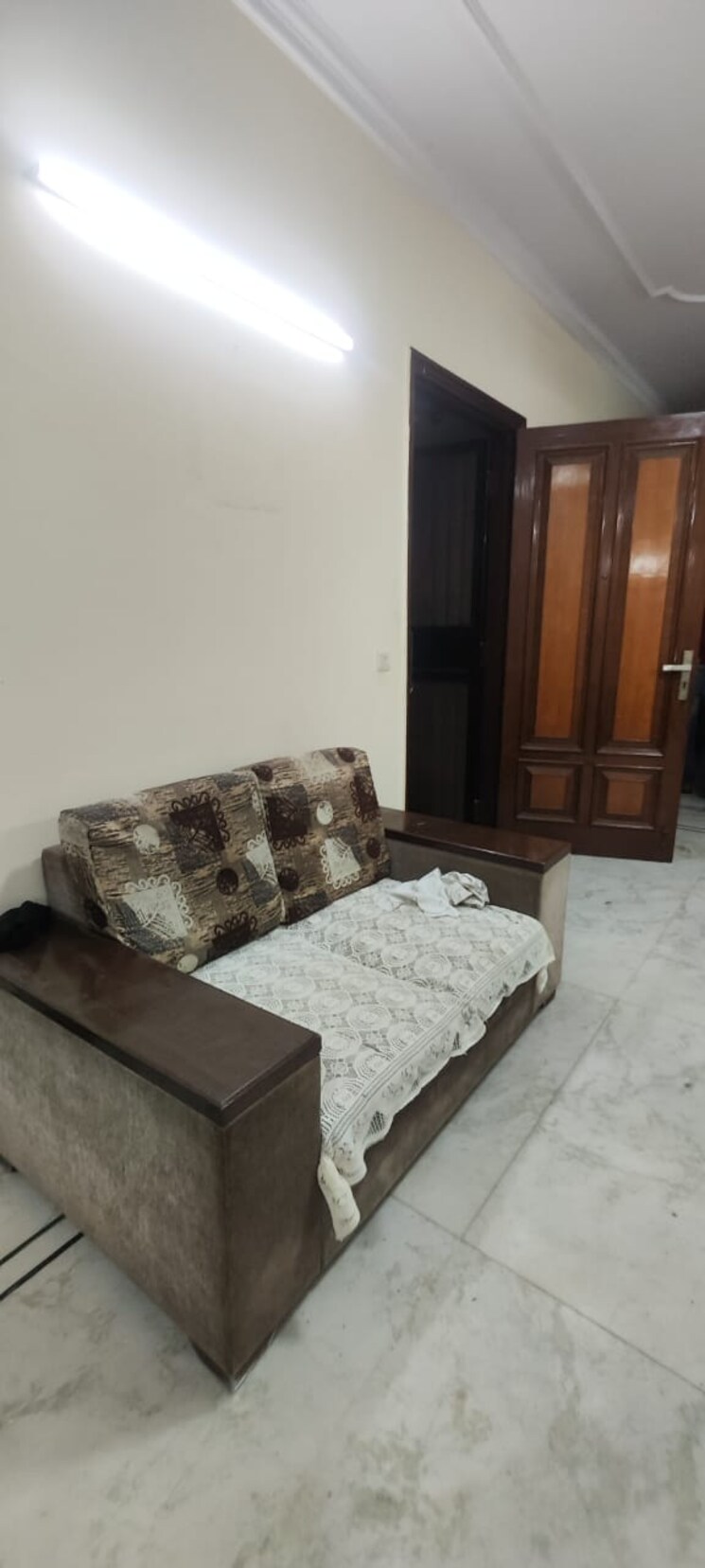 Living Room, shivalik colony 2 Bedroom 200 Sq.Yd. Builder Floor In Shivalik Colony Delhi 9375523