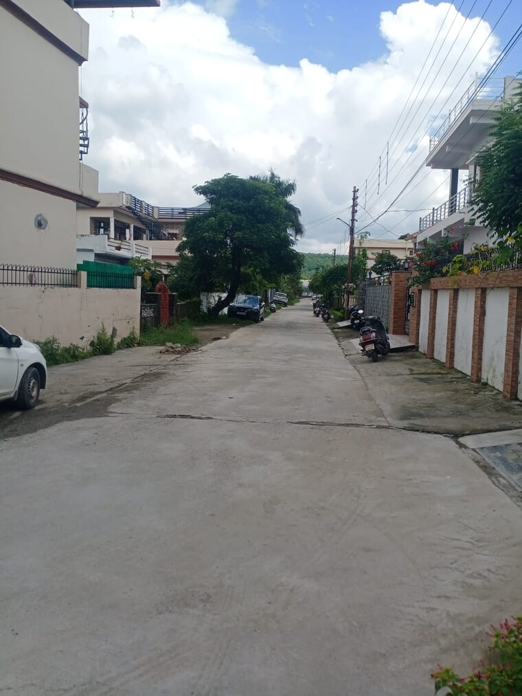  Parking, tapovan 3 Bedroom 102 Sq.Yd. Independent House In Tapovan Dehradun 9375755