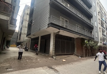 Parking in 4 BHK Builder Floor at Chattarpur – for Sale