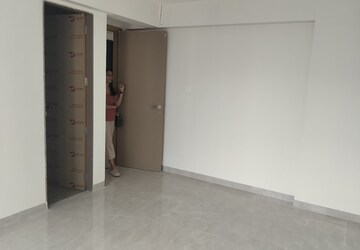 Room in 2 BHK Apartment at Mulund West – for Rent