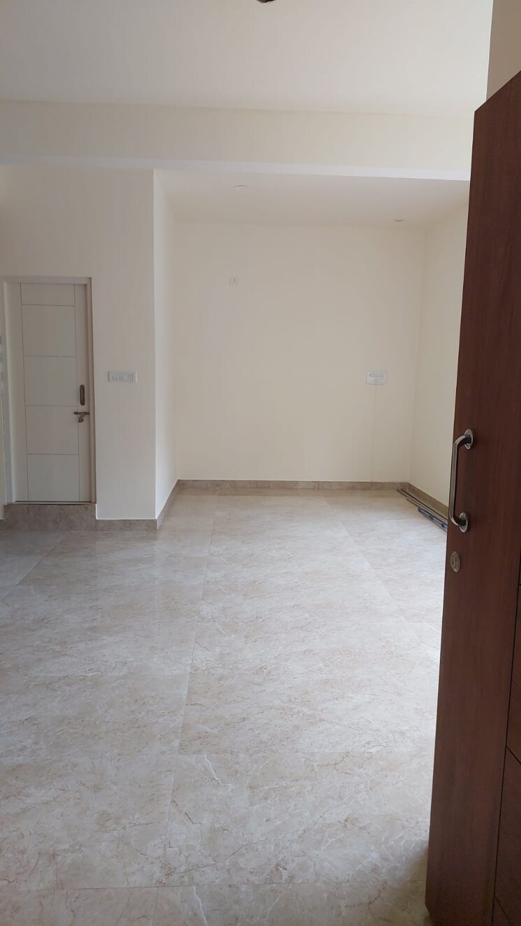 Room, domlur Commercial Office Space 600 Sq.Ft. In Domlur Bangalore 9375926