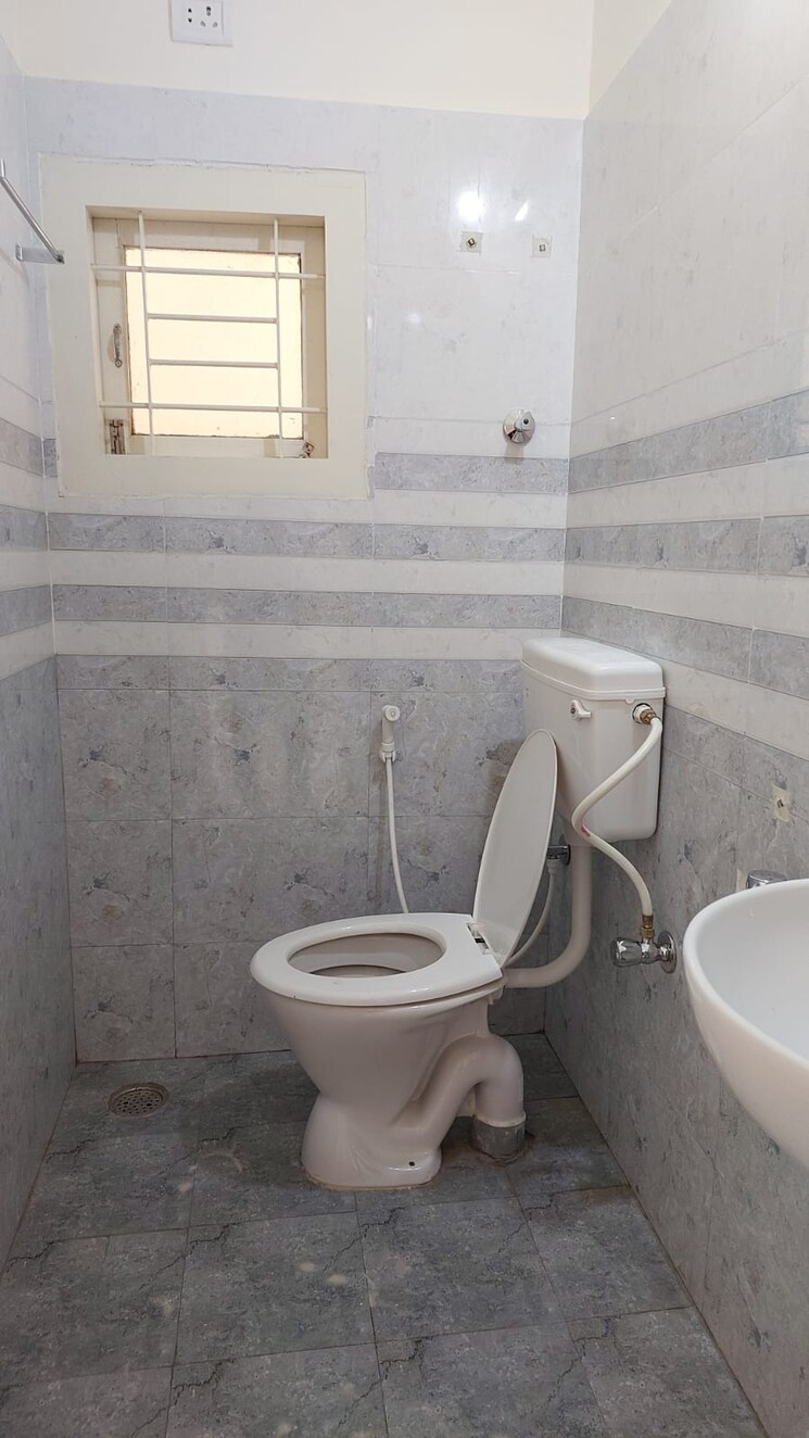 Bathroom, domlur Commercial Office Space 600 Sq.Ft. In Domlur Bangalore 9375926