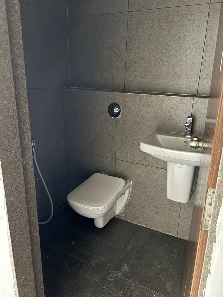 Bathroom, savaliya-krish-cubical Commercial Office Space 921 Sq.Ft. In Thaltej Ahmedabad 9375954