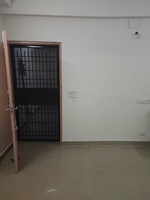 Room in 2.5 BHK Apartment at Aims Golf City, Sector 75 – for Rent