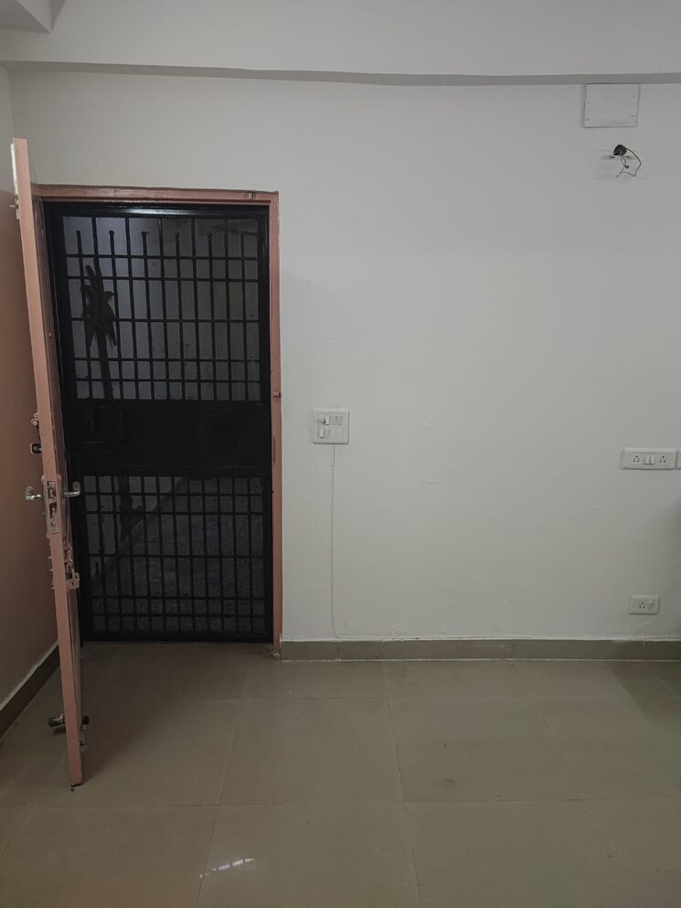 Room, aims-golf-city 2.5 Bedroom 1150 Sq.Ft. Apartment In Sector 75 Noida 9376008