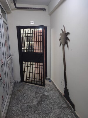 Room in 2.5 BHK Apartment at Aims Golf City, Sector 75 – for Rent