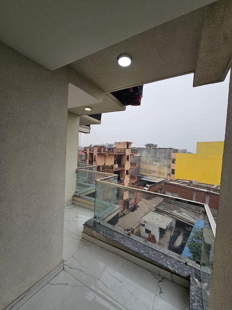 Balcony, rajpur khurd extension 3 Bedroom 135 Sq.Yd. Builder Floor In Rajpur Khurd Extension Delhi 9375884