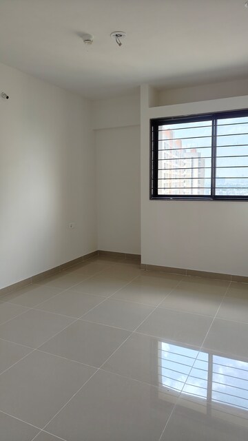 Room in 2 BHK Apartment at Magarpatta Riverview City, Loni Kalbhor – for Rent