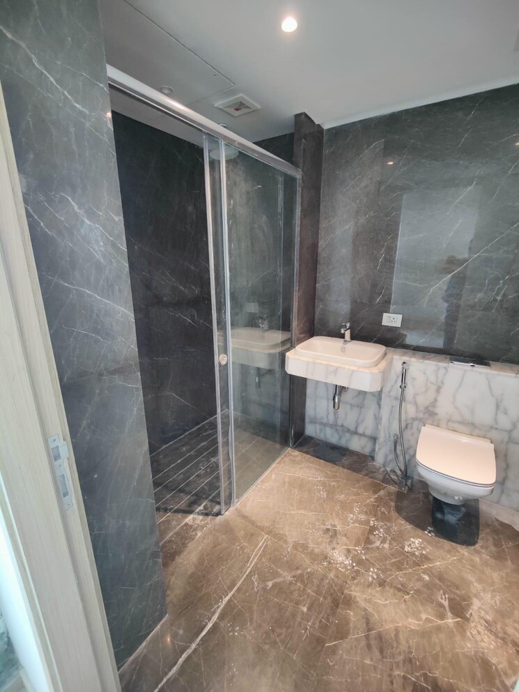 Bathroom, rustomjee-crown 4 Bedroom 2500 Sq.Ft. Apartment In Prabhadevi Mumbai 9376116