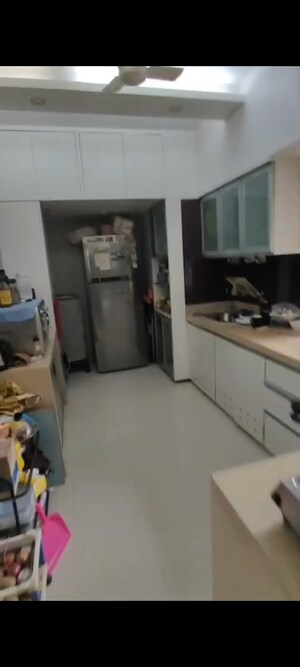 Team Area in 2 BHK Apartment at Vile Parle East – for Rent