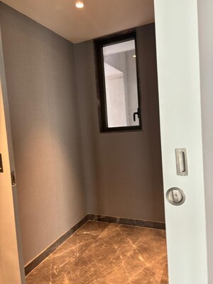 Room in 5 BHK Apartment at Lodha Trump Tower, Worli – for Rent