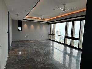 Room in 5 BHK Apartment at Lodha Trump Tower, Worli – for Rent