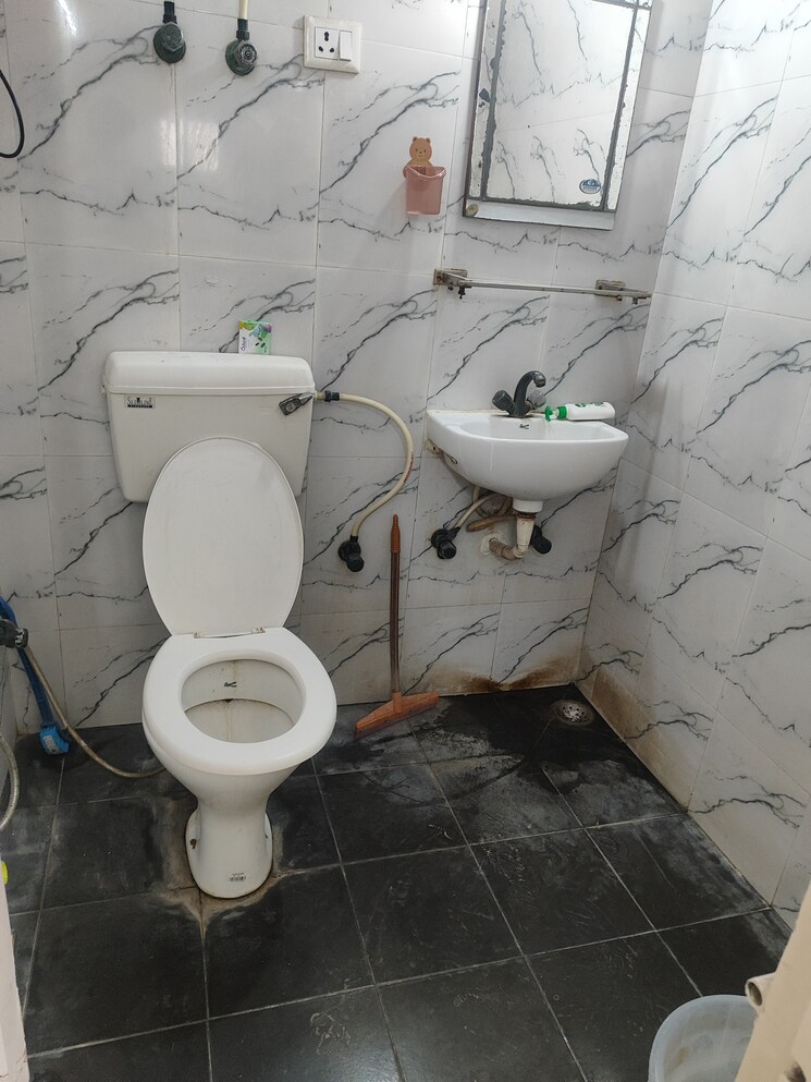 Bathroom, sector 29 Studio 400 Sq.Ft. Apartment In Sector 29 Noida 9376242