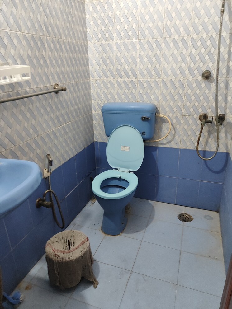 Bathroom, sector 29 Studio 400 Sq.Ft. Apartment In Sector 29 Noida 9376242