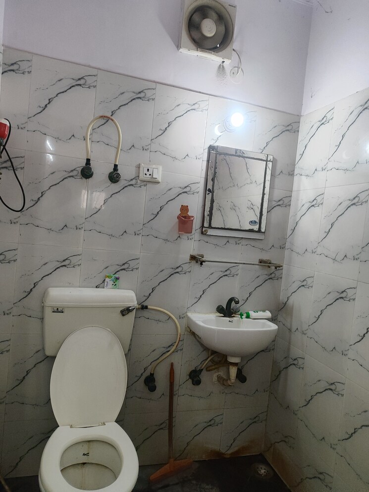 Bathroom, sector 29 Studio 400 Sq.Ft. Apartment In Sector 29 Noida 9376242