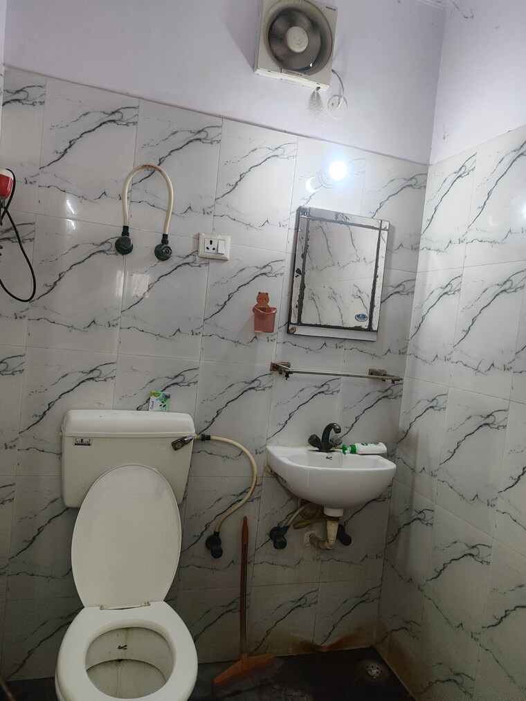 Bathroom, sector 29 Studio 400 Sq.Ft. Apartment In Sector 29 Noida 9376242