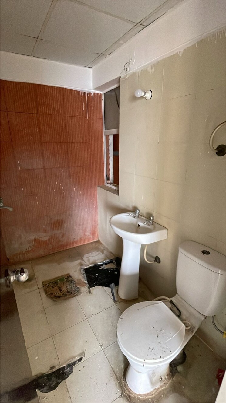 Bathroom, mahagun-mahagunpuram 2 Bedroom 1179 Sq.Ft. Apartment In Shastri Nagar Ghaziabad 9376239