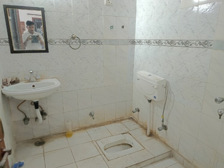 Bathroom, ss-southend-floors 3 Bedroom 1500 Sq.Ft. Builder Floor In South City 2 Gurgaon 9376544