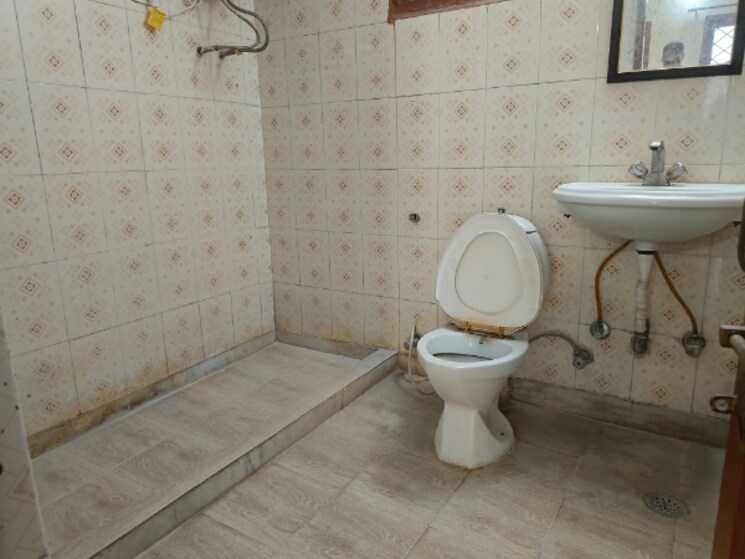 Bathroom, ss-southend-floors 3 Bedroom 1500 Sq.Ft. Builder Floor In South City 2 Gurgaon 9376544