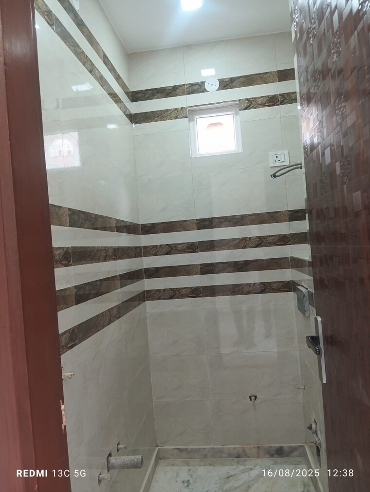 Bathroom, rohini sector 25 2 Bedroom 550 Sq.Ft. Builder Floor In Rohini Sector 25 Delhi 9376389