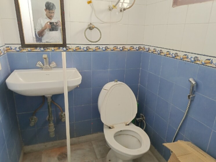 Bathroom, ss-southend-floors 3 Bedroom 1500 Sq.Ft. Builder Floor In South City 2 Gurgaon 9376544