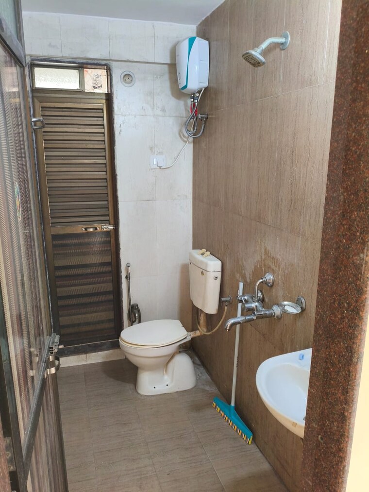 Bathroom, luxus-tower 1 Bedroom 500 Sq.Ft. Apartment In Kharghar Sector 18 Navi Mumbai 9376407