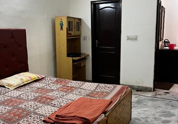 Bedroom in 2 BHK Builder Floor at Paras PLD Homes, Sector 42 – for Rent