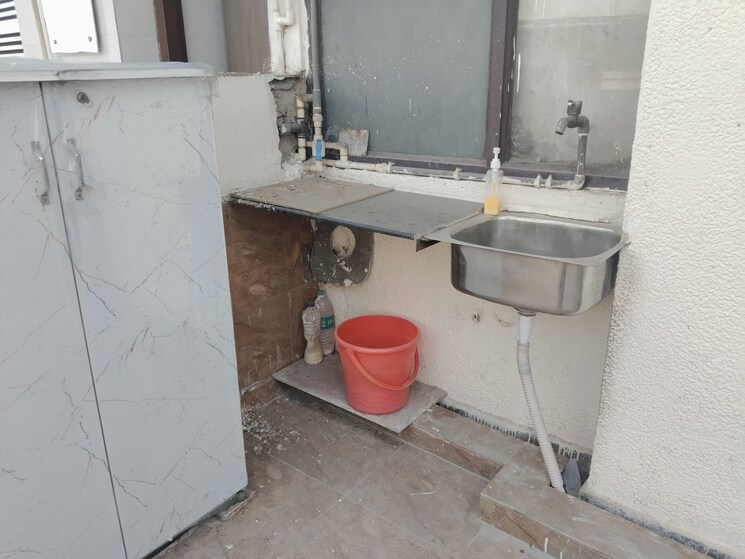 Bathroom, netaji subhash place Commercial Office Space 419 Sq.Ft. In Netaji Subhash Place Delhi 9376514