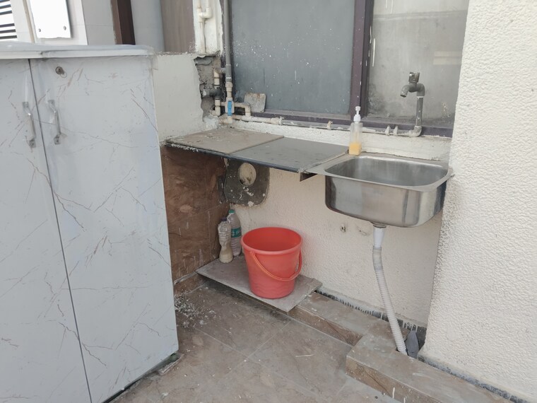 Bathroom, netaji subhash place Commercial Office Space 419 Sq.Ft. In Netaji Subhash Place Delhi 9376514