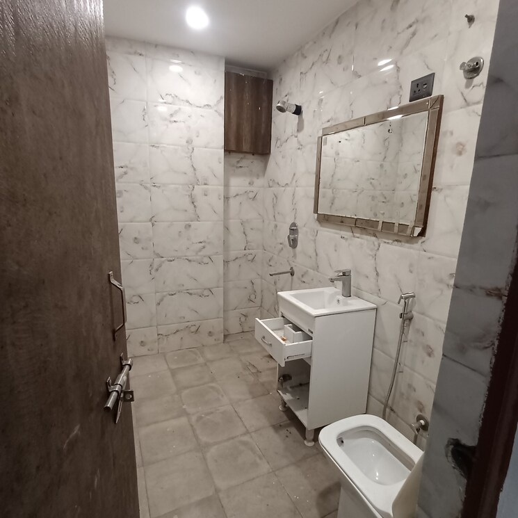 Bathroom, kalkaji 2 Bedroom 900 Sq.Ft. Builder Floor In Kalkaji Delhi 9376535