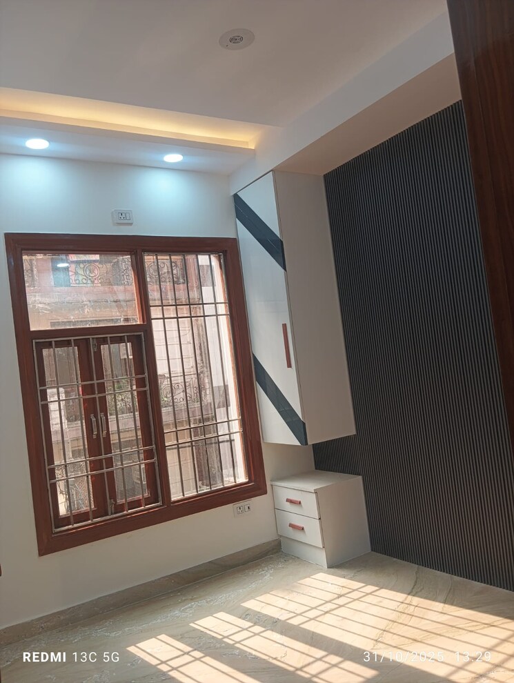 Room, rohini sector 25 3 Bedroom 900 Sq.Ft. Builder Floor In Rohini Sector 25 Delhi 9376662