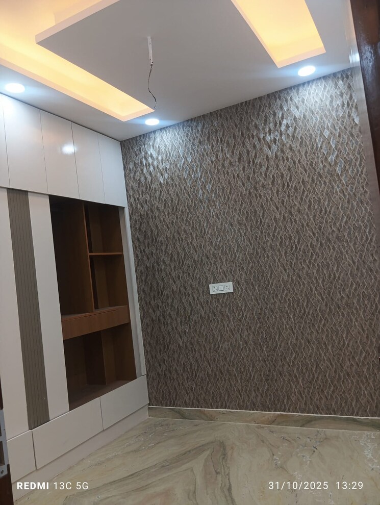 Room, rohini sector 25 3 Bedroom 900 Sq.Ft. Builder Floor In Rohini Sector 25 Delhi 9376662