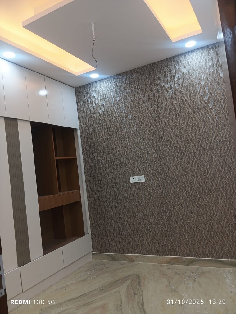 Room, rohini sector 25 3 Bedroom 900 Sq.Ft. Builder Floor In Rohini Sector 25 Delhi 9376662