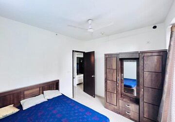 Room in 2 BHK Apartment at Amanora Future Towers, Hadapsar – for Rent