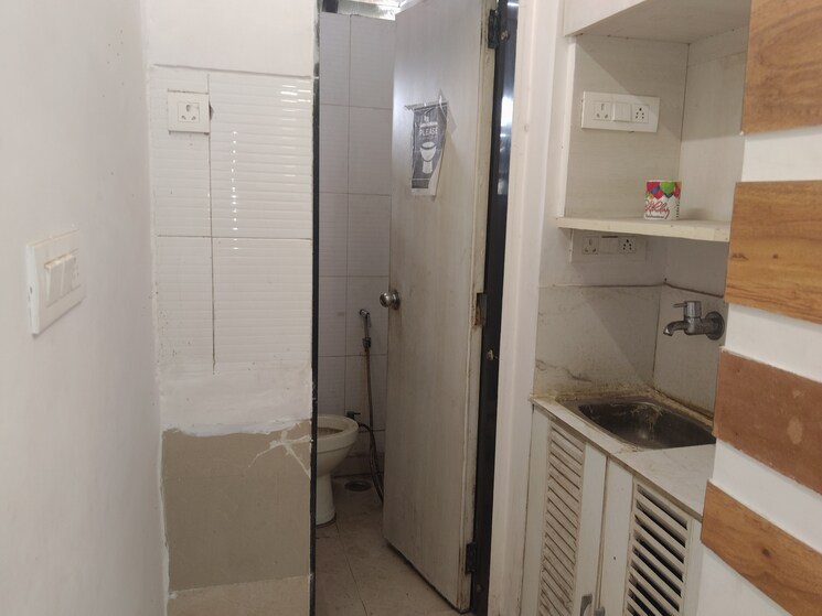 Bathroom, netaji subhash place Commercial Office Space 747 Sq.Ft. In Netaji Subhash Place Delhi 9376624