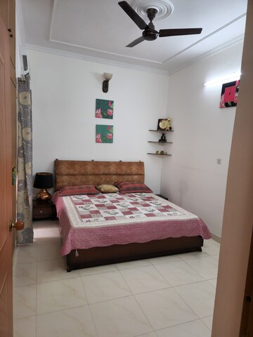 Bedroom in 5 BHK Villa at Sheikh Sarai – for Rent