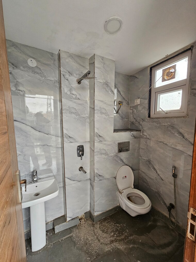 Bathroom, rajpur khurd extension 3 Bedroom 135 Sq.Yd. Builder Floor In Rajpur Khurd Extension Delhi 9376902