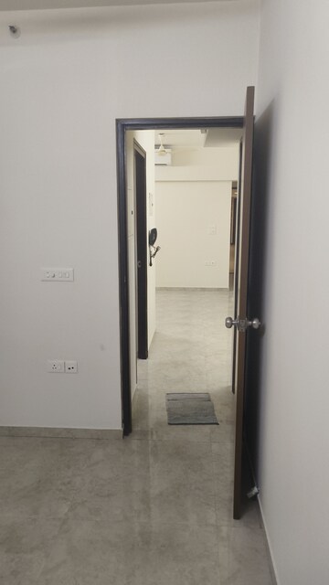 Room in 1.5 BHK Apartment at Lodha Amara, Kolshet Road – for Sale