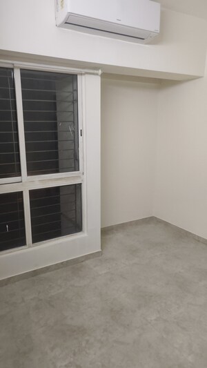 Room in 1.5 BHK Apartment at Lodha Amara, Kolshet Road – for Sale