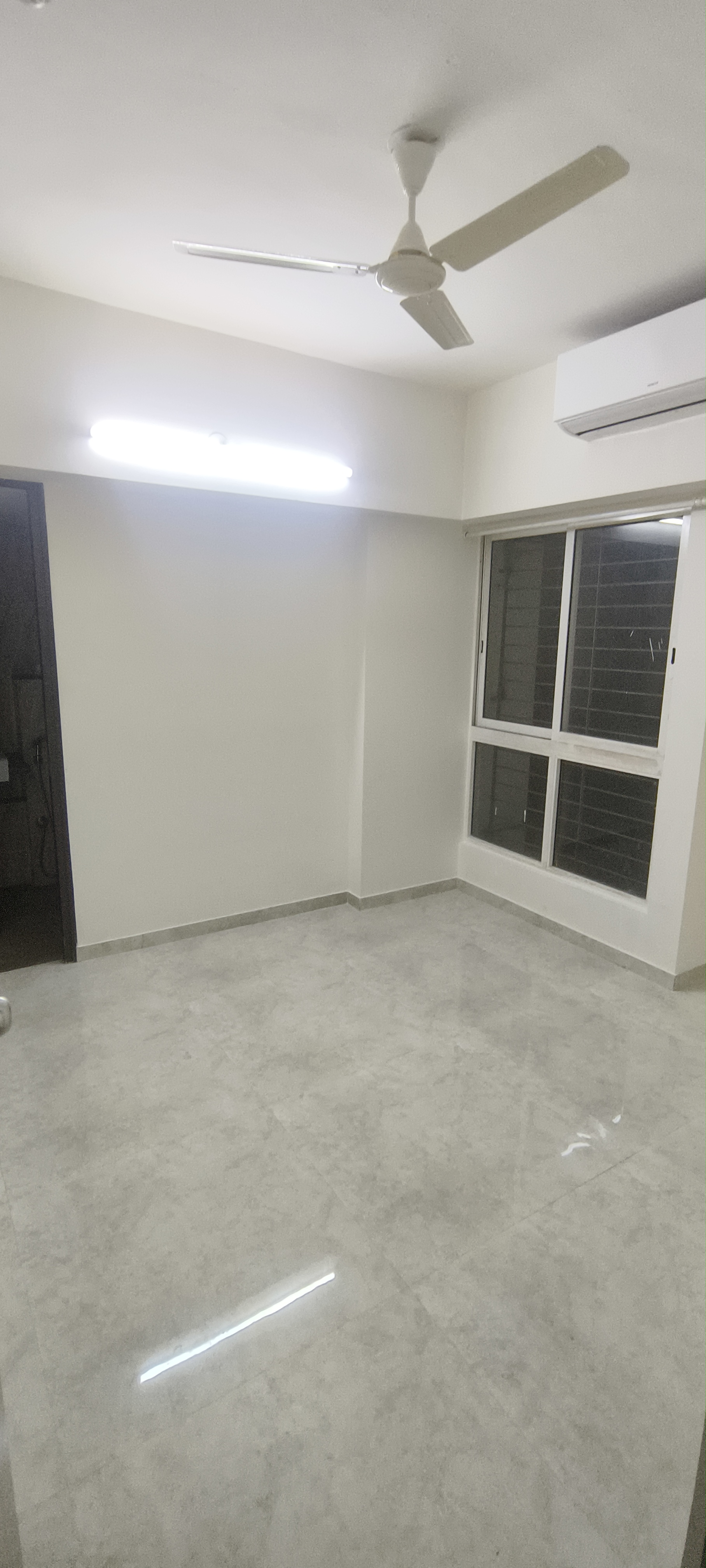 1.5 BHK + Pooja Room Apartment For Sale in Lodha Amara