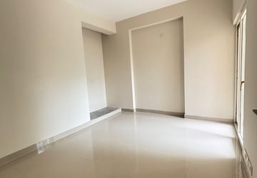Room in 2.5 BHK Apartment at Himalaya Pride, Tech Zone 4 Greater Noida – for Sale